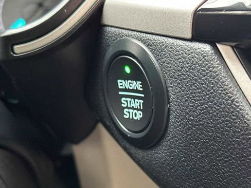 Used 2021 Ford Escape SE image 19