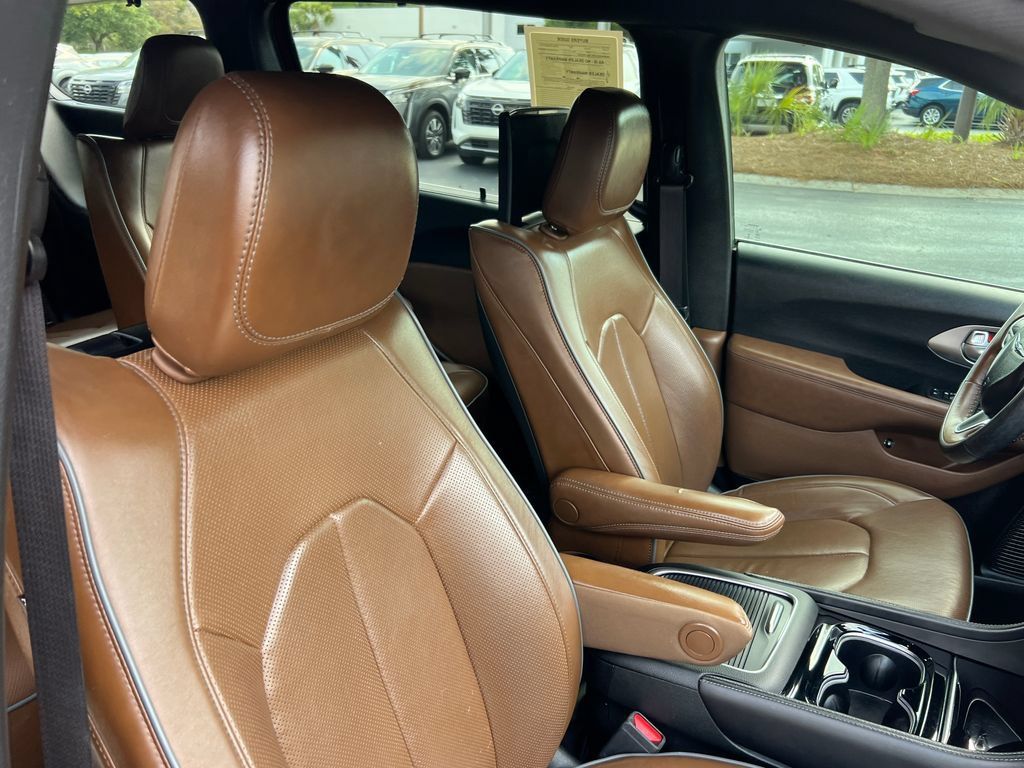 Used 2021 Chrysler Pacifica Limited w/ Uconnect Theater Family Group FWD image 30