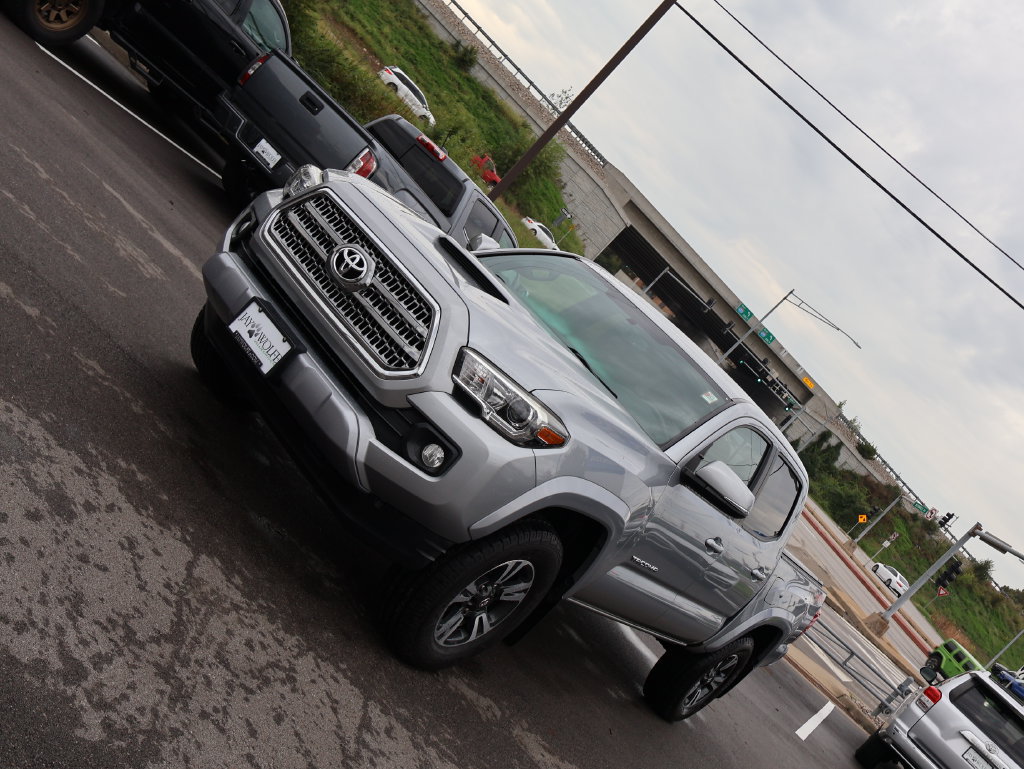 Used 2017 Toyota Tacoma TRD Sport w/ Tow Package (A/T) AWD/4WD image 3