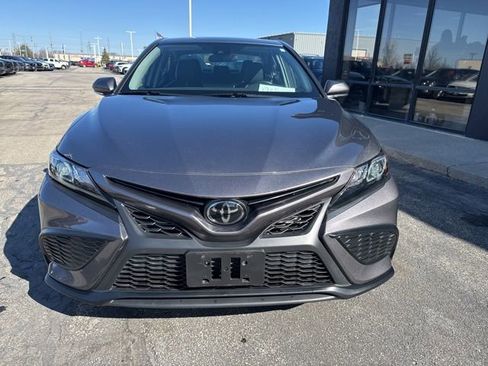 Used 2022 Toyota Camry SE image 2