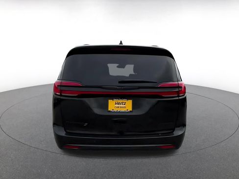 Used 2025 Chrysler Pacifica Limited FWD image 12