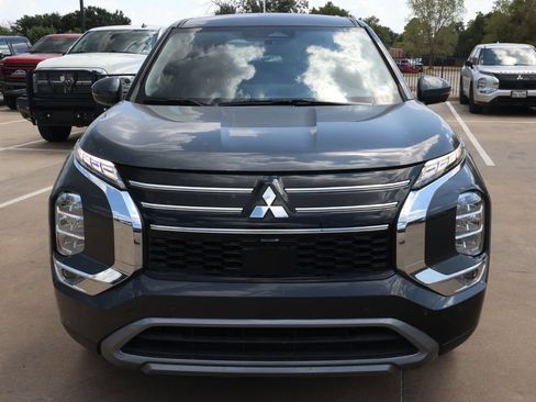 Used 2025 Mitsubishi Outlander SE FWD image 2