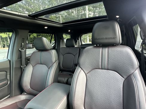 Used 2025 Honda Pilot Black Edition image 8