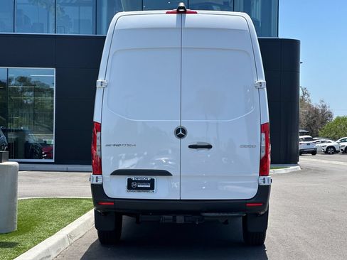 Used 2024 Mercedes-Benz Sprinter 2500 image 4