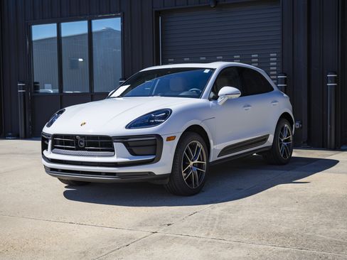 Certified 2025 Porsche Macan image 1