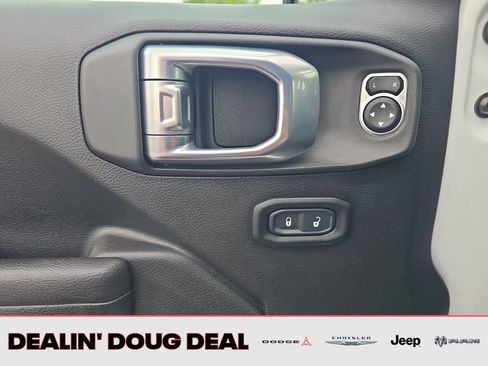 Used 2022 Jeep Gladiator Sport AWD/4WD image 12