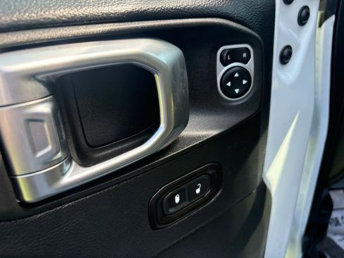 Used 2018 Jeep Wrangler Unlimited Sahara AWD/4WD image 9