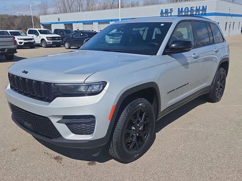 Used 2025 Jeep Grand Cherokee Altitude image 11