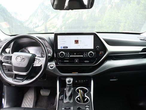 Certified 2024 Toyota Highlander XLE AWD/4WD image 18