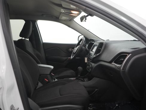 Used 2019 Jeep Cherokee Latitude w/ Popular Appearance Group FWD image 11