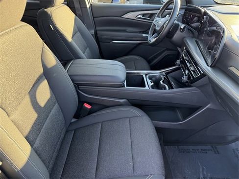 Used 2025 Chevrolet Traverse LT image 5