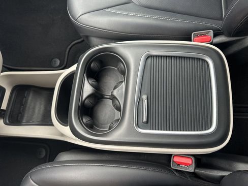 Used 2024 Chrysler Pacifica Touring-L image 19