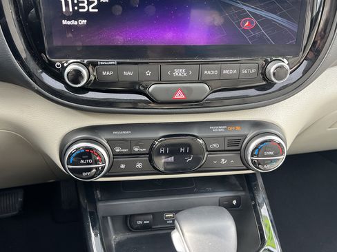 Certified 2025 Kia Soul EX image 26