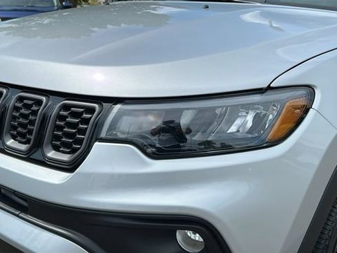 Used 2024 Jeep Compass Latitude w/ Convenience Group AWD/4WD image 7
