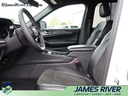 Used 2025 Jeep Grand Cherokee Altitude AWD/4WD image 23