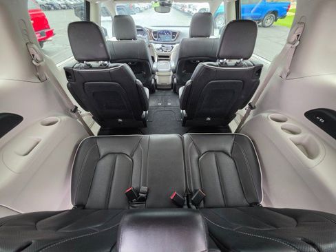 Used 2023 Chrysler Pacifica Limited FWD image 21