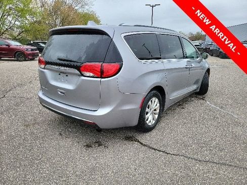 Used 2018 Chrysler Pacifica Touring-L Plus FWD image 3