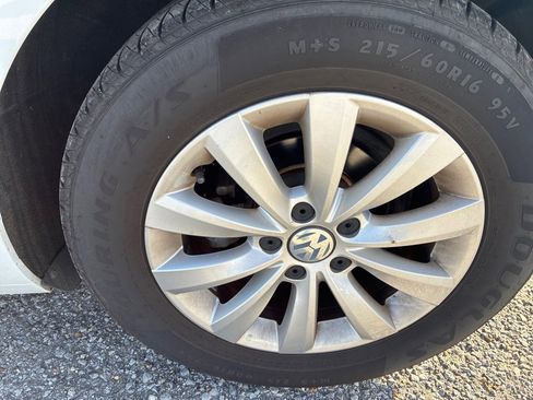 Used 2018 Volkswagen Beetle S image 5