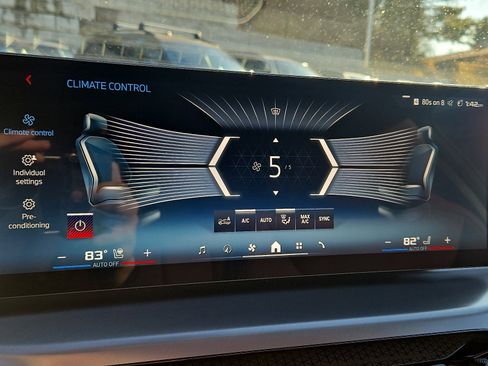 Used 2025 BMW M240i xDrive Coupe w/ Premium Package image 17