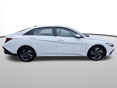 New 2025 Hyundai Elantra SEL image 4