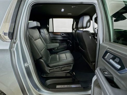 Used 2025 GMC Yukon XL Denali AWD/4WD image 27