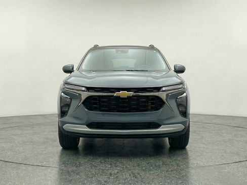 Used 2025 Chevrolet Trax LT FWD image 2