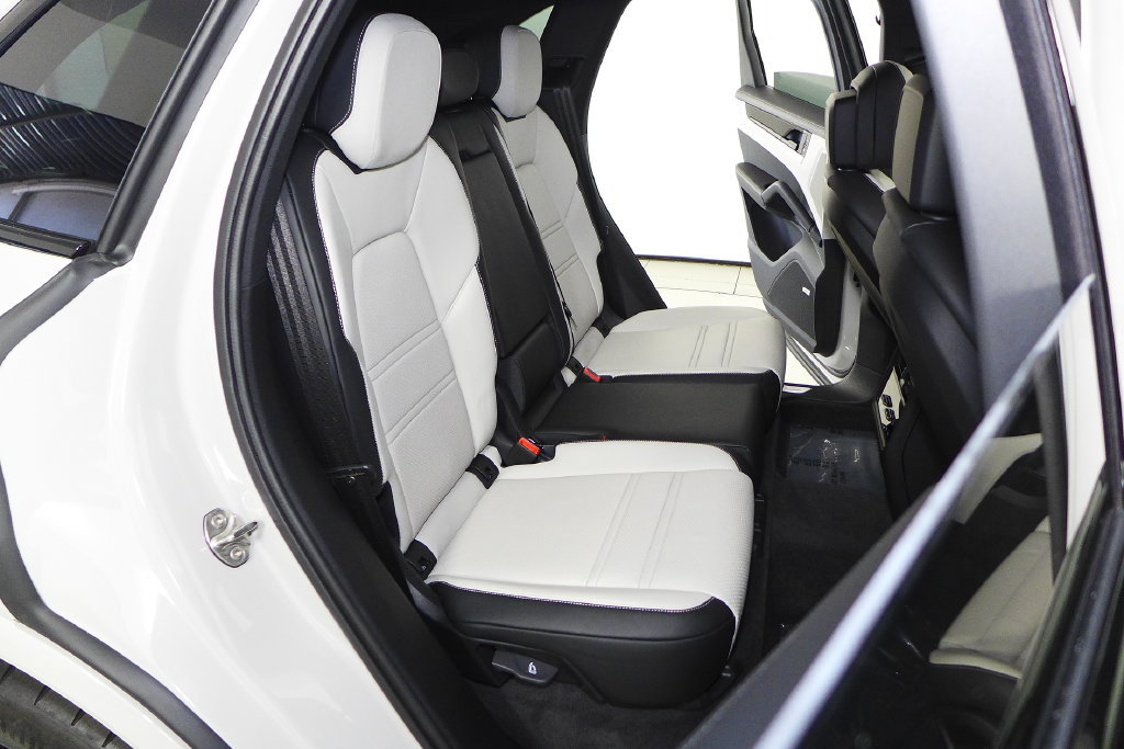 Used 2025 Porsche Cayenne AWD/4WD image 20