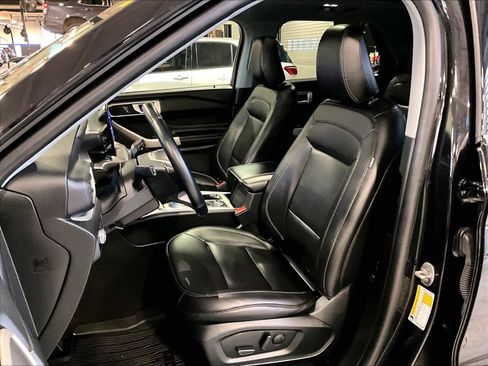 Used 2022 Ford Explorer XLT w/ Equipment Group 202A image 10