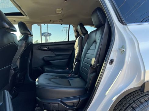 Used 2022 Toyota Highlander XLE image 23