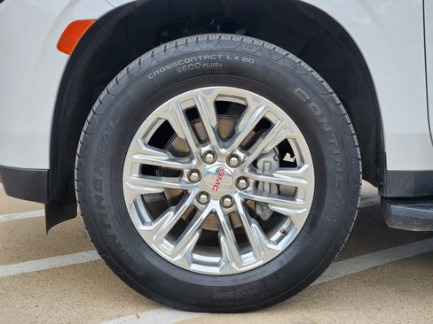 Used 2024 GMC Yukon XL SLT image 11