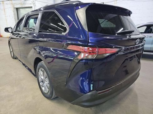 Used 2022 Toyota Sienna XLE FWD image 2