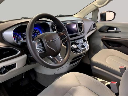 Used 2019 Chrysler Pacifica L FWD image 17
