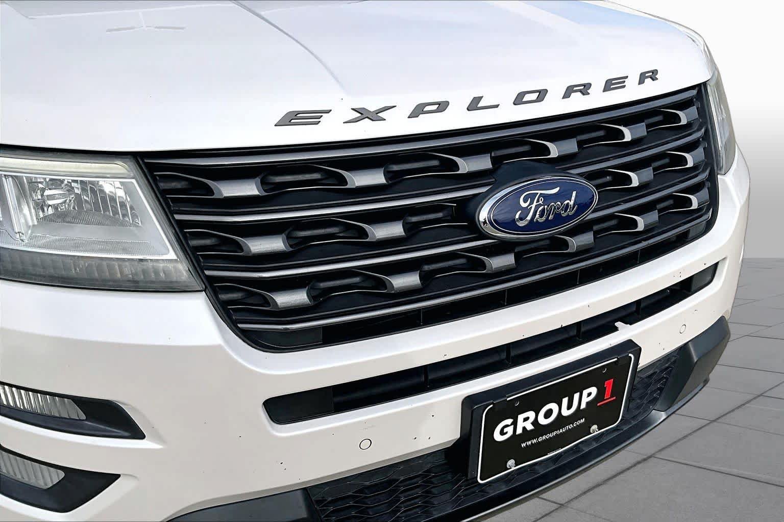 Used 2017 Ford Explorer XLT w/ Equipment Group 202A FWD image 28