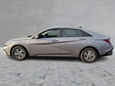 Used 2026 Hyundai Elantra SE FWD image 7