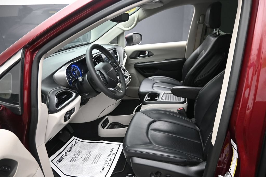 Used 2023 Chrysler Pacifica Touring-L w/ Uconnect Theater Family Group AWD/4WD image 17