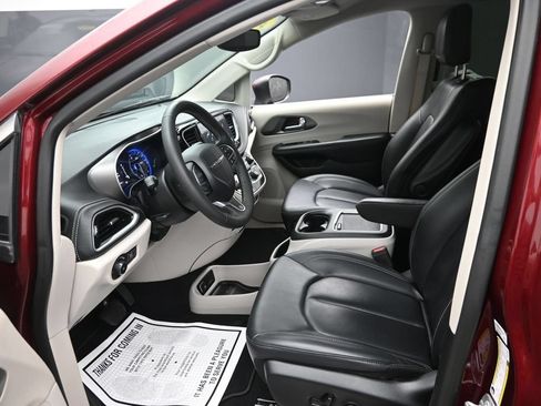 Used 2023 Chrysler Pacifica Touring-L w/ Uconnect Theater Family Group AWD/4WD image 17