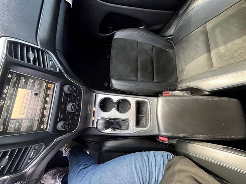 Used 2017 Jeep Grand Cherokee Altitude image 12