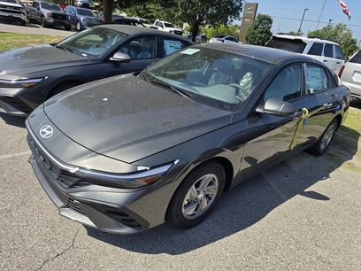 New 2025 Hyundai Elantra SE