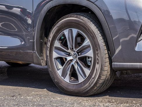 Used 2020 Toyota Highlander XLE image 2