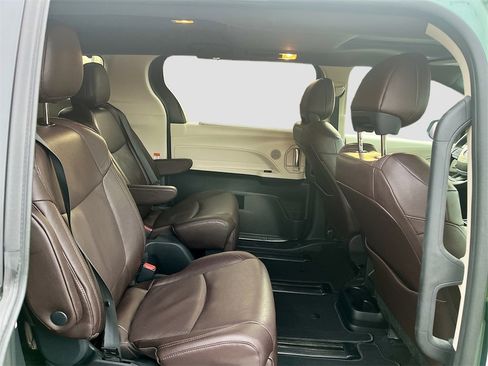 Used 2024 Toyota Sienna Platinum image 30