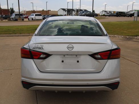 Used 2024 Nissan Altima 2.5 S FWD image 13