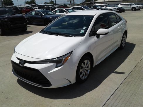 Used 2025 Toyota Corolla LE FWD image 3