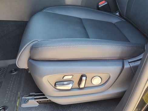 New 2025 Lexus LX 700h Overtrail image 18