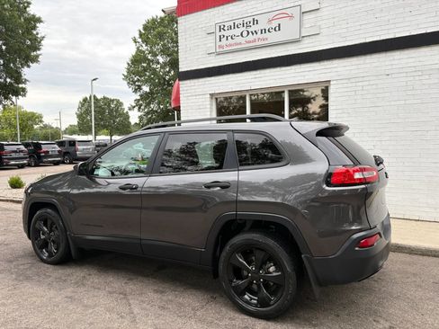 Used 2017 Jeep Cherokee Sport FWD image 7