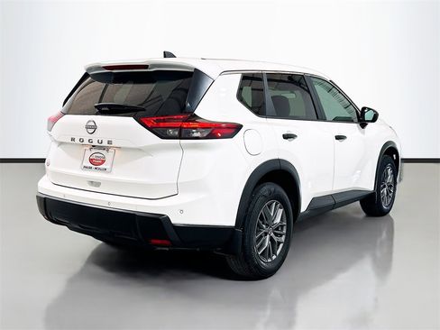 Used 2024 Nissan Rogue S image 4