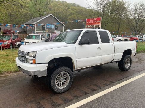 Used 2005 Chevrolet Silverado 2500 W/T AWD/4WD image 2
