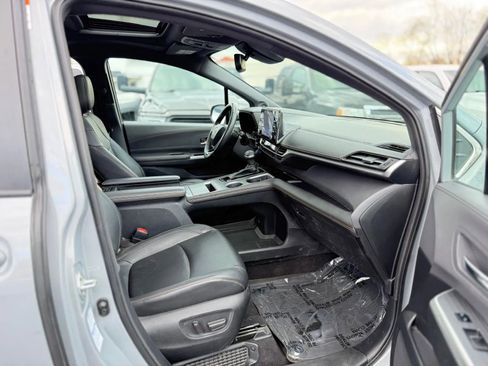 Used 2022 Toyota Sienna XLE Woodland Edition image 12