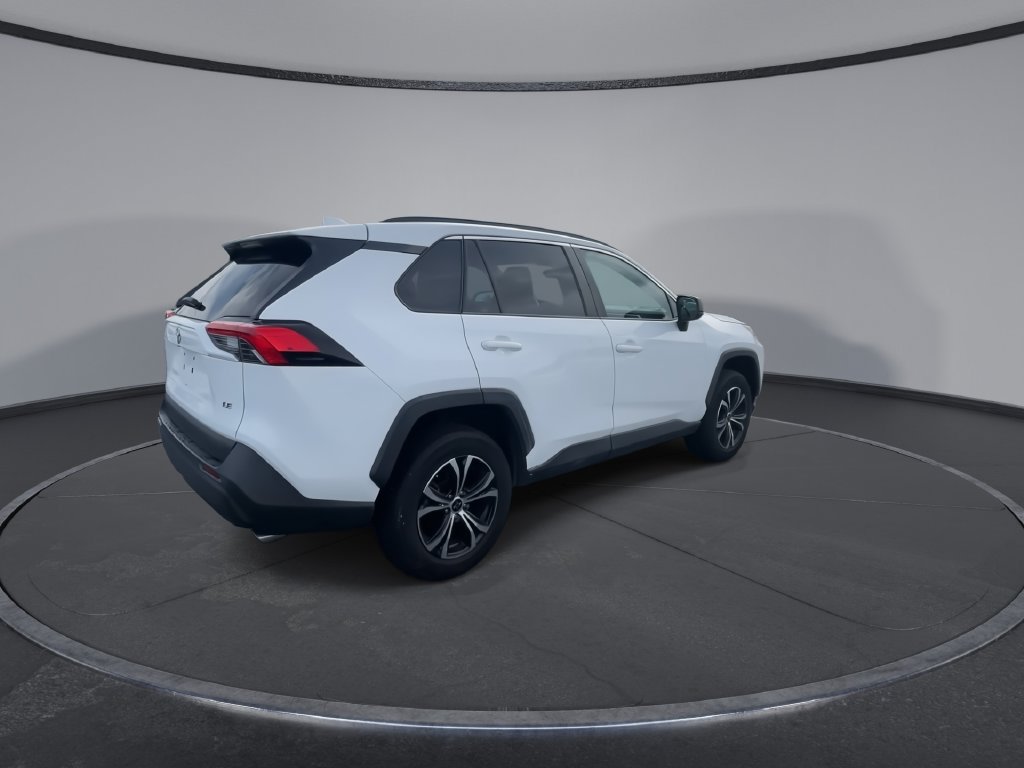 Used 2021 Toyota RAV4 LE FWD image 9