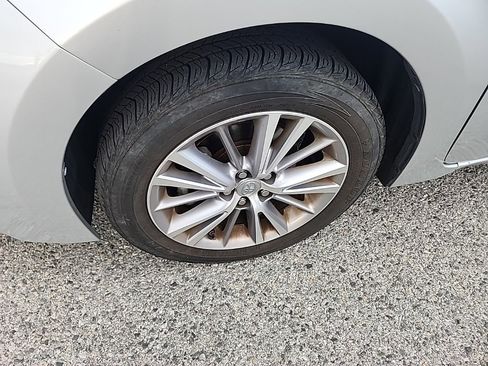 Used 2015 Toyota Corolla LE image 9