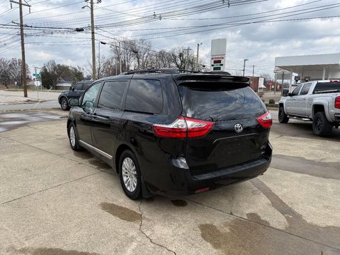 Used 2017 Toyota Sienna XLE Premium image 3